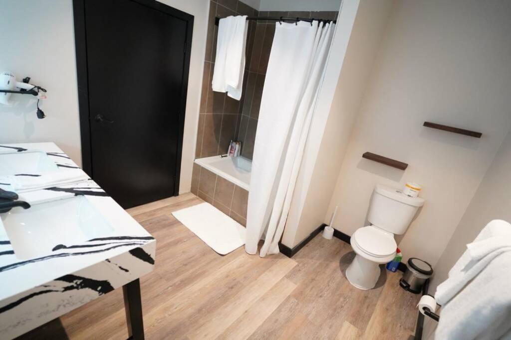 3E *New* Huge! Spacious 3 Bedroom In Oakland That Sleeps 12! Pittsburgh Buitenkant foto
