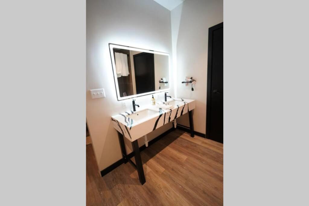 3E *New* Huge! Spacious 3 Bedroom In Oakland That Sleeps 12! Pittsburgh Buitenkant foto